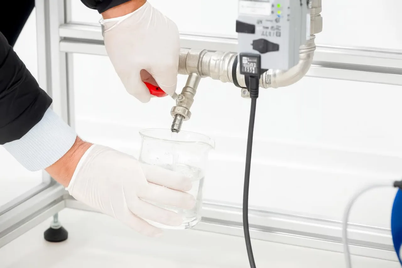 Toma de muestra de agua en laboratorio