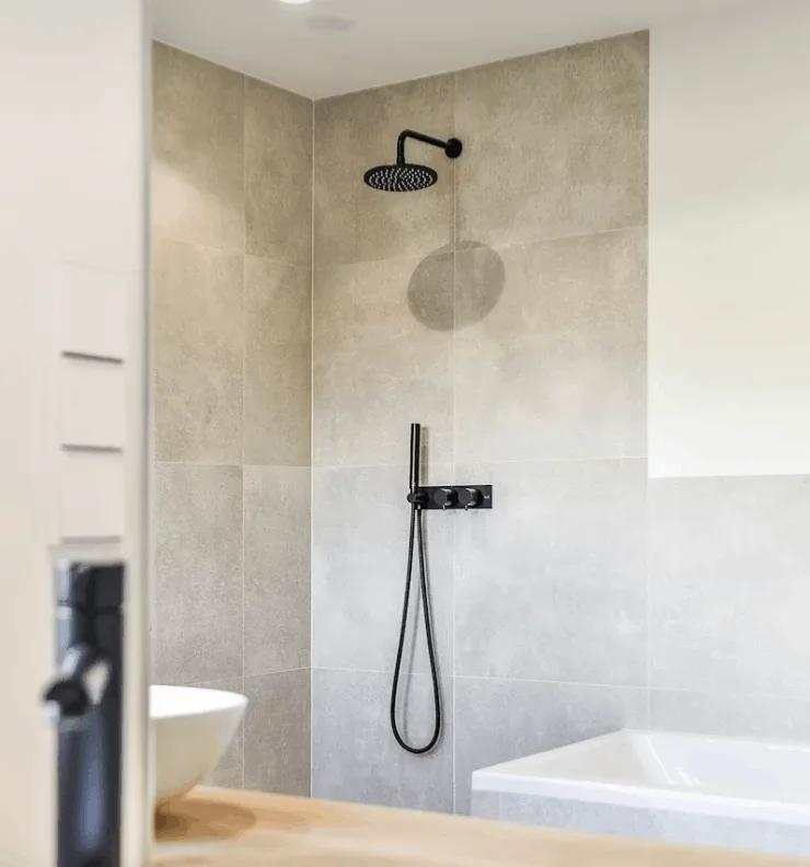 Ducha y lavabo modernos para recuperación de agua en punto de uso
