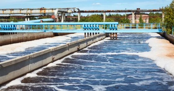 Balsas de tratamiento de aguas residuales industriales con aireación y tuberías azules
