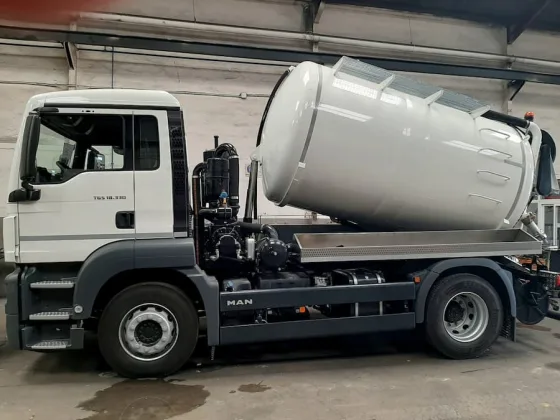 Camión cisterna para retirada de lodos de depuradora industrial