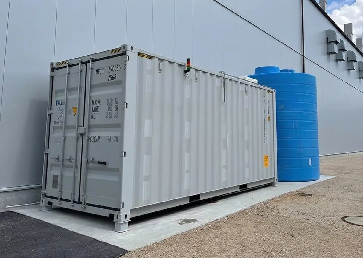 Containerised wastewater treatment plant with external storage tank